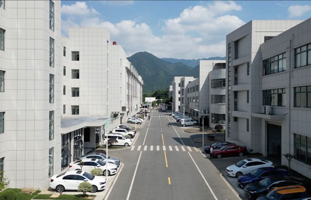 美磁科技杭州总部位于杭州桐庐下城路56号，主要从事钕铁硼磁铁从毛坯到成品的精密化生产，目前员工近千人，其中专业技术人员比例达到50%左右。
