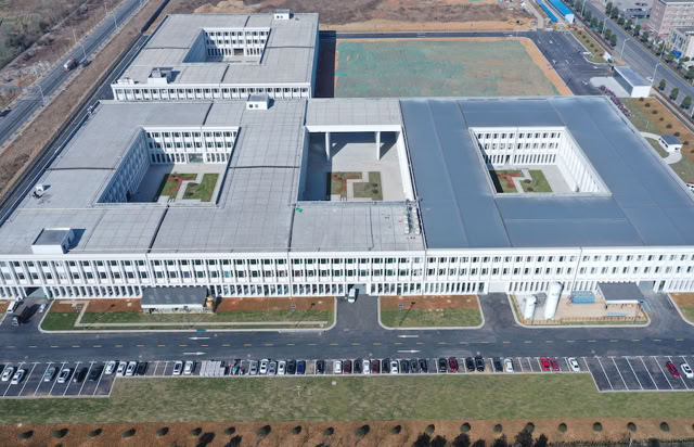 位于湖南常德开发区海德路168号，占地223亩（一期100亩已投入使用），作为杭州美磁科技的另一个主要生产基地，和杭州美磁保持生产和技术上的同步发展，在实现产能大幅提升的基础上，也是对杭州美磁生产的一个保障。